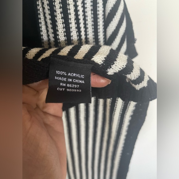 EUC Blk/ Wht handkerchief bottom knit vest by BCBGMaxAzria, Sz.L - Picture 2 of 4